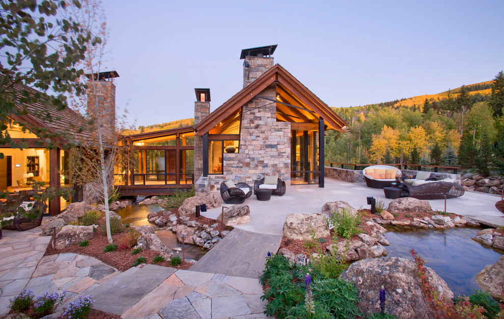 Cette image montre un jardin chalet avec un point d'eau.