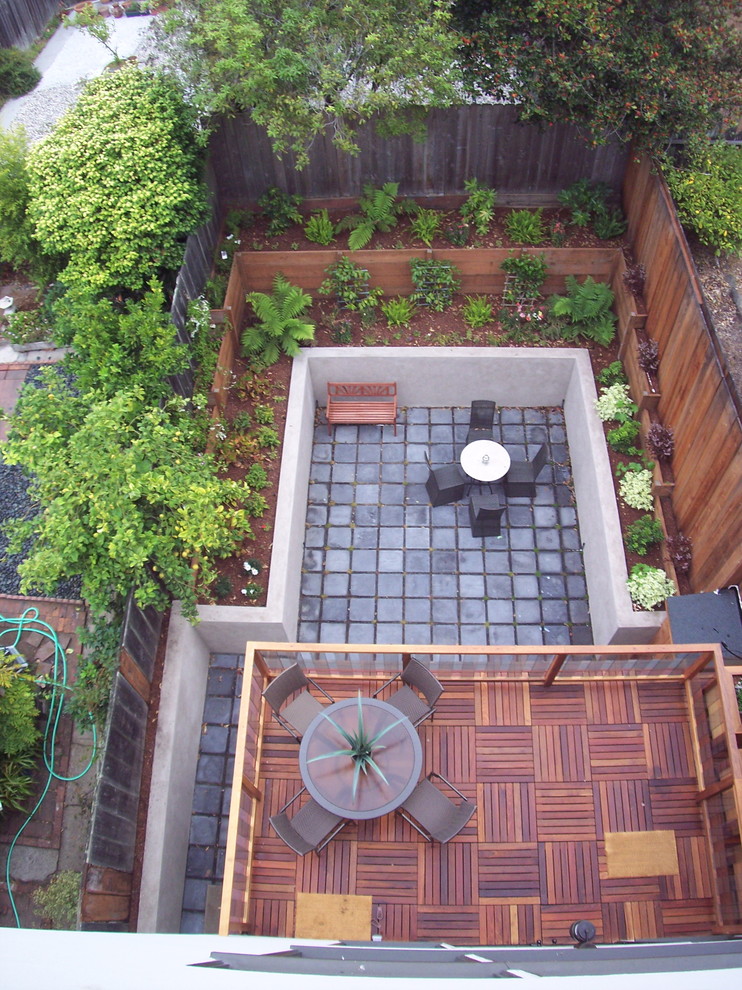 Foto de jardín contemporáneo pequeño en patio trasero con exposición reducida al sol y adoquines de piedra natural