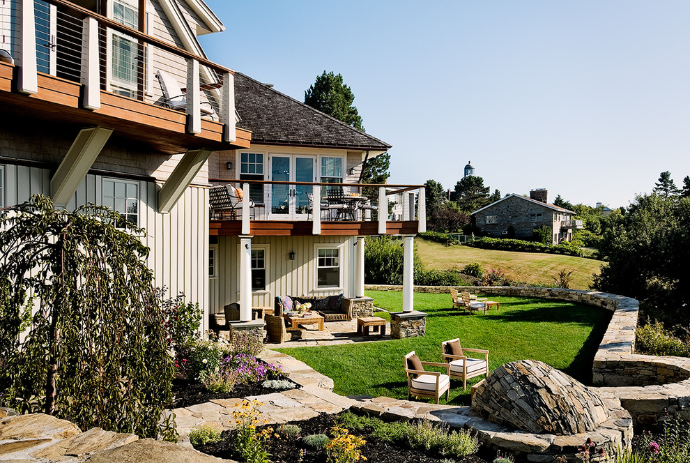 Cette photo montre un jardin arrière bord de mer avec une terrasse en bois.