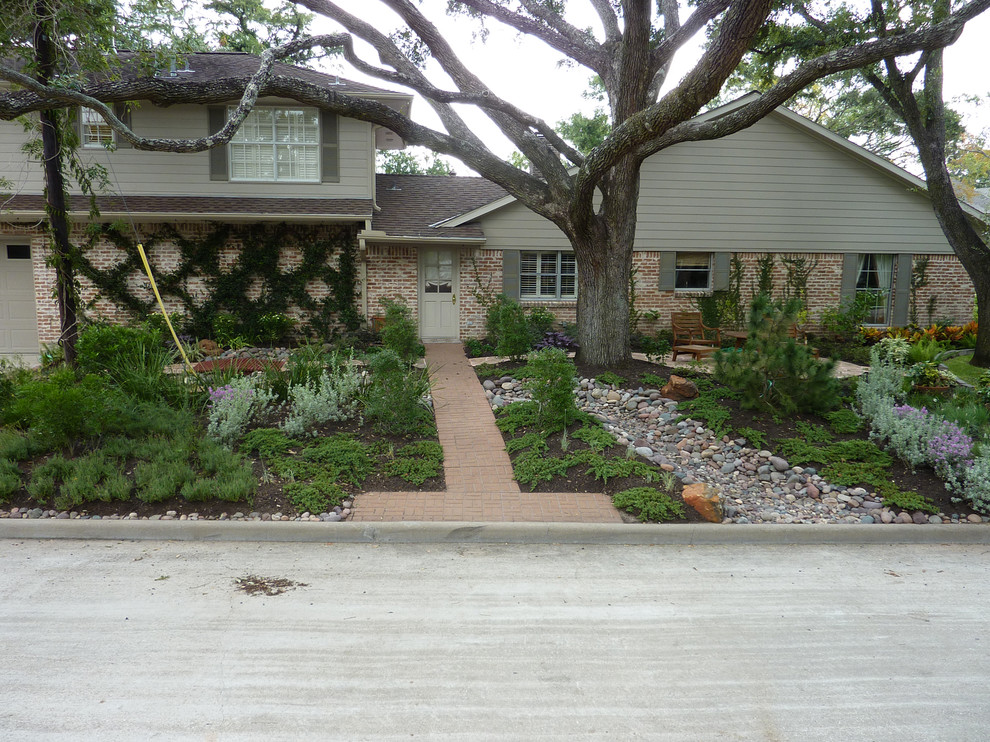 Photo of a traditional landscaping in Houston.
