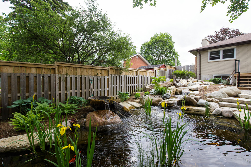 Inredning av en klassisk stor bakgård, med en damm och naturstensplattor