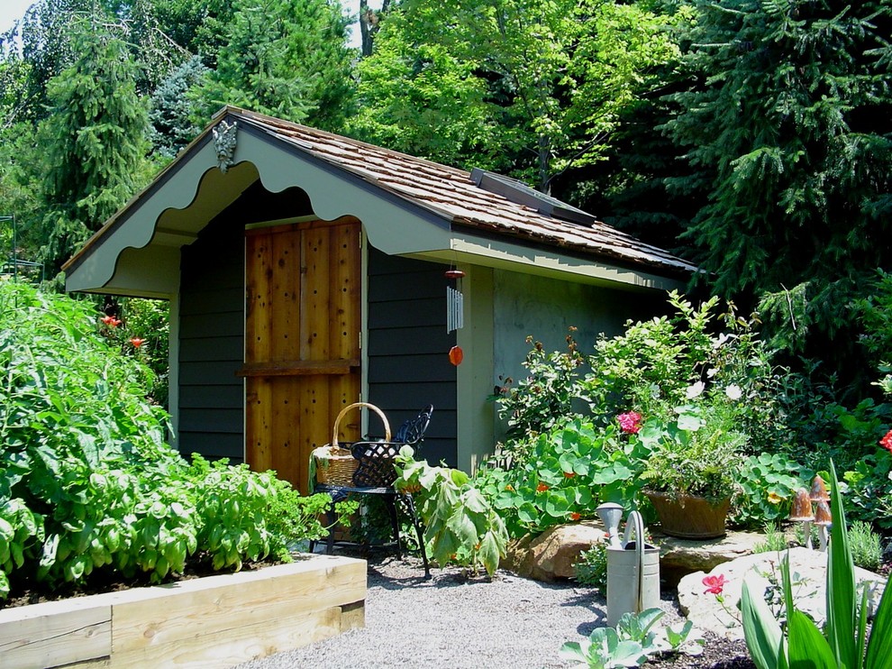 Imagen de jardín tradicional de tamaño medio en verano en patio trasero con huerto, exposición total al sol y granito descompuesto