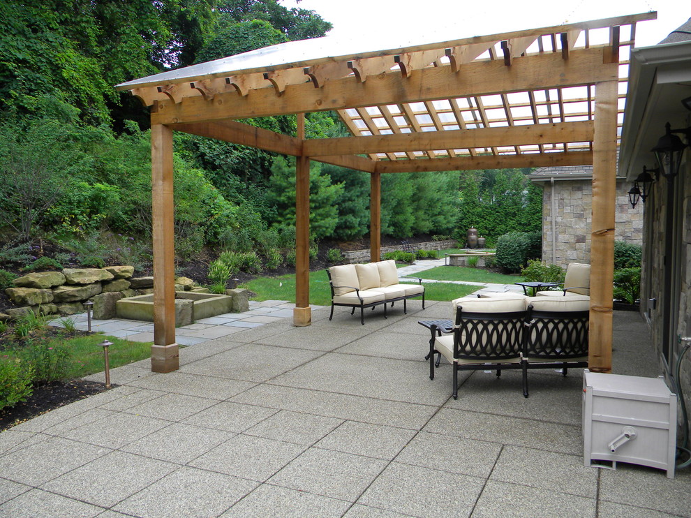 Ejemplo de patio clásico de tamaño medio en patio trasero con brasero y losas de hormigón