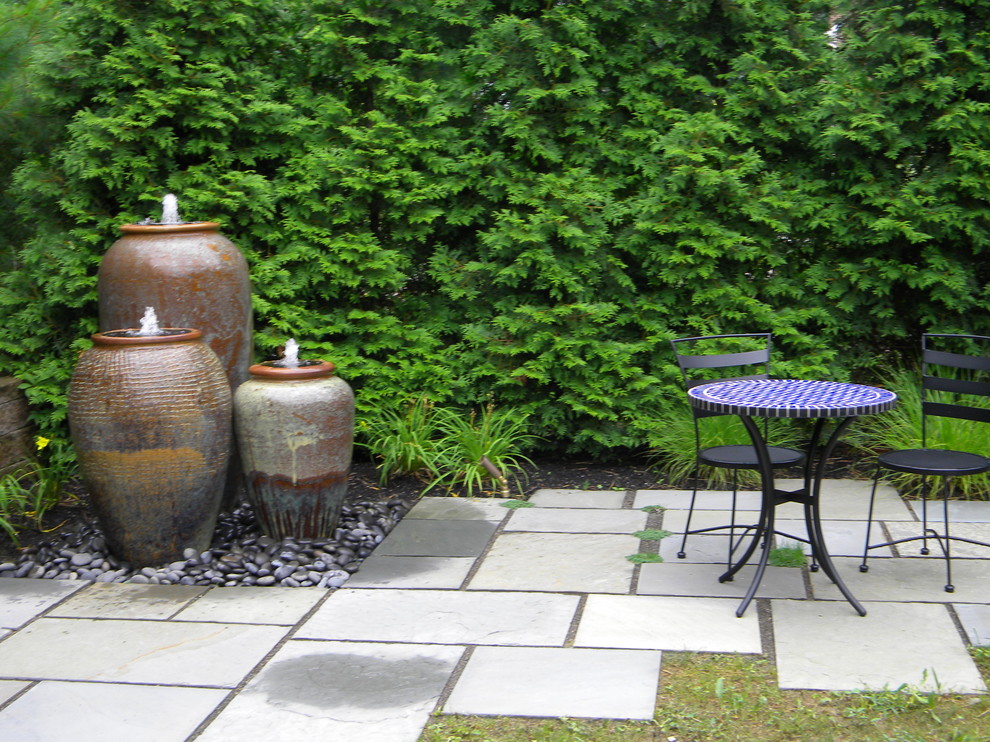 Пример оригинального дизайна: солнечный, летний садовый фонтан среднего размера на заднем дворе в классическом стиле с хорошей освещенностью и покрытием из каменной брусчатки