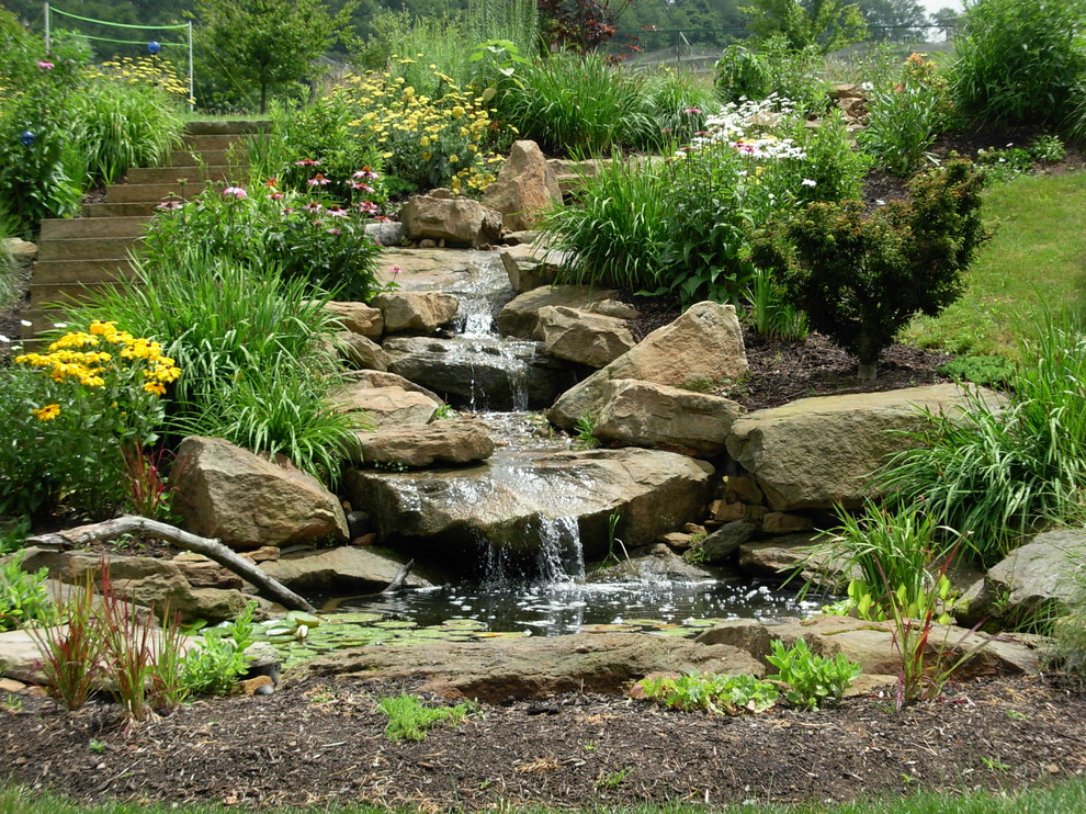 Стильный дизайн: маленький солнечный, летний садовый фонтан на заднем дворе в классическом стиле с хорошей освещенностью и покрытием из каменной брусчатки для на участке и в саду - последний тренд