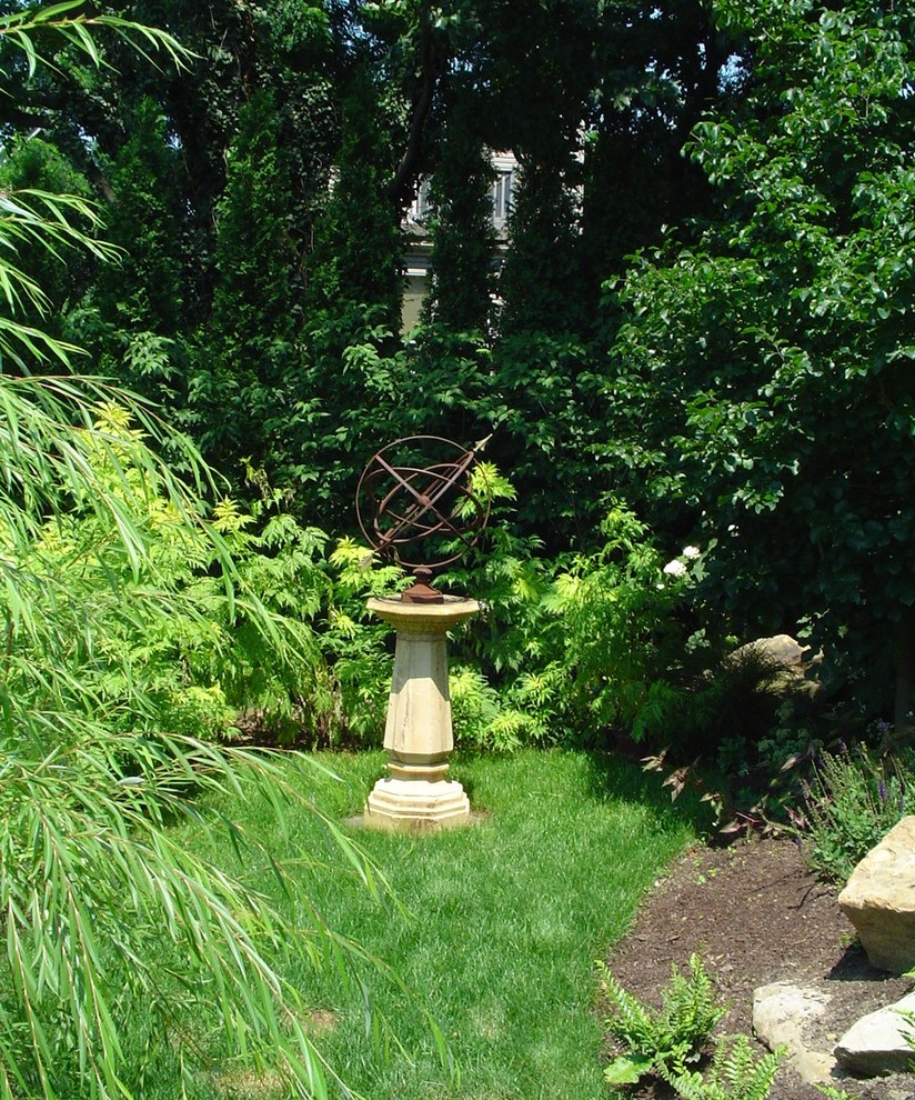Foto de jardín clásico de tamaño medio en verano en patio trasero con exposición total al sol y mantillo
