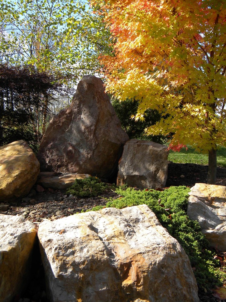 Foto de jardín de estilo zen de tamaño medio en otoño en patio trasero con exposición total al sol y gravilla