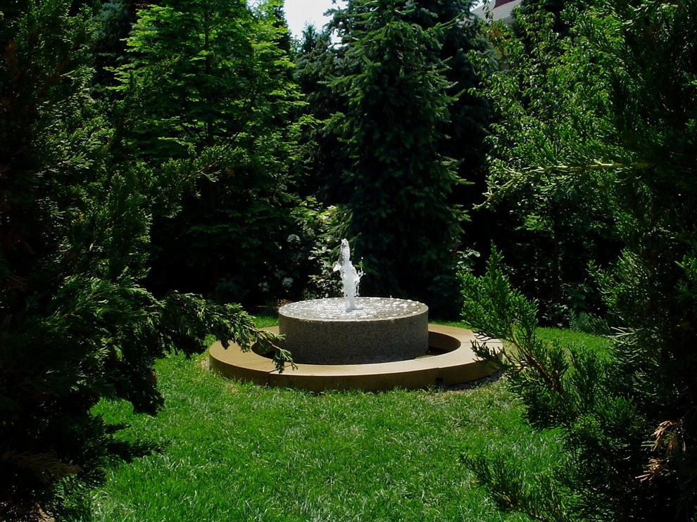 Idee per un giardino tradizionale esposto in pieno sole di medie dimensioni e dietro casa in estate con pacciame e fontane