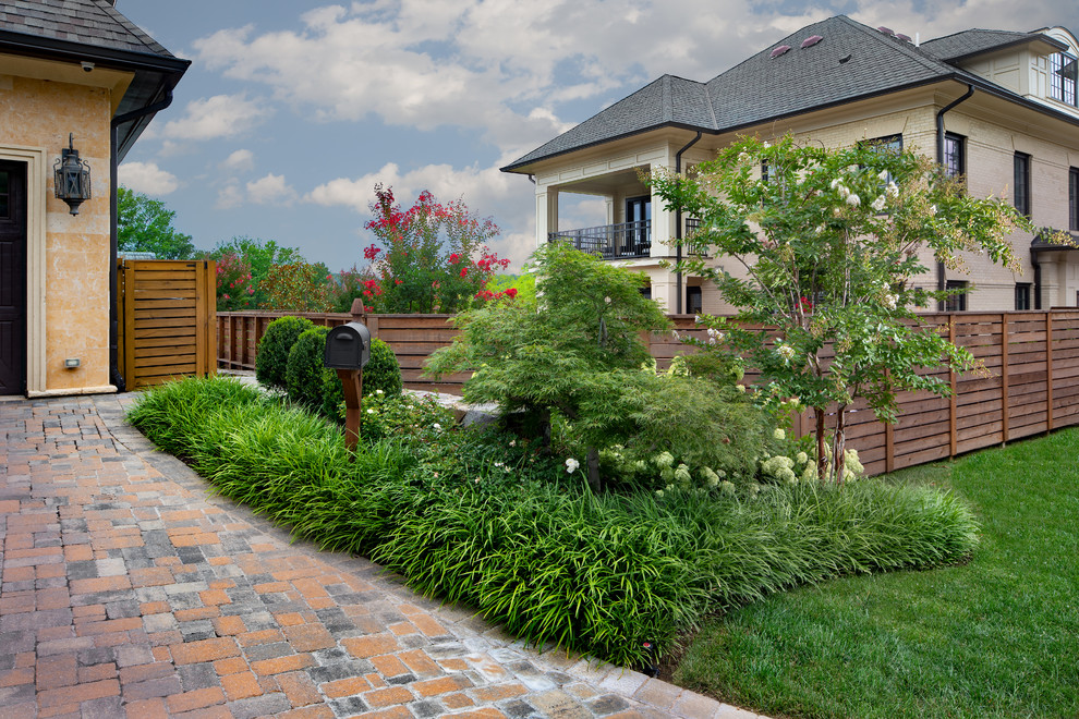 Idee per un piccolo giardino xeriscape davanti casa con pavimentazioni in pietra naturale