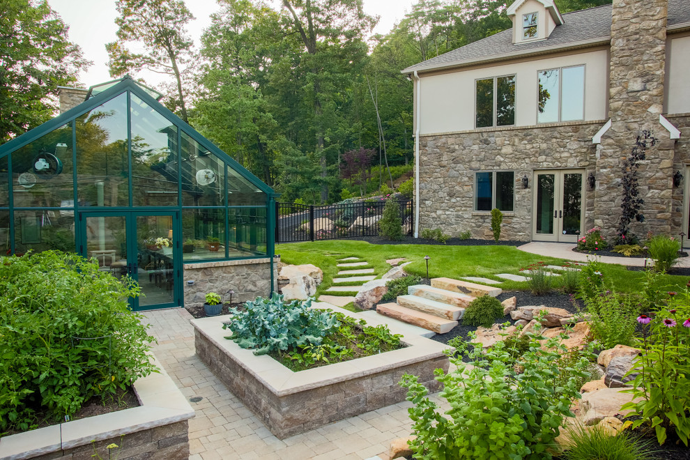 Идея дизайна: солнечный огород на участке на заднем дворе в классическом стиле с хорошей освещенностью
