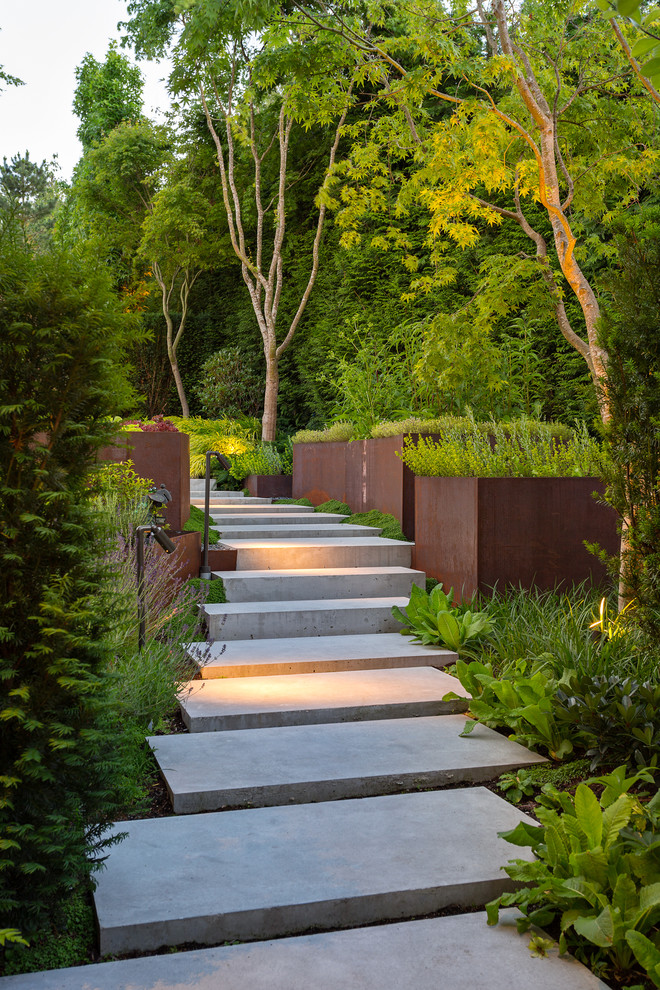 Ispirazione per un giardino contemporaneo esposto a mezz'ombra dietro casa con un ingresso o sentiero