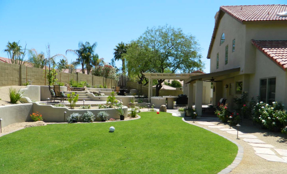 Große, Geometrische Klassische Gartenmauer hinter dem Haus, im Sommer mit direkter Sonneneinstrahlung und Betonboden in Phoenix