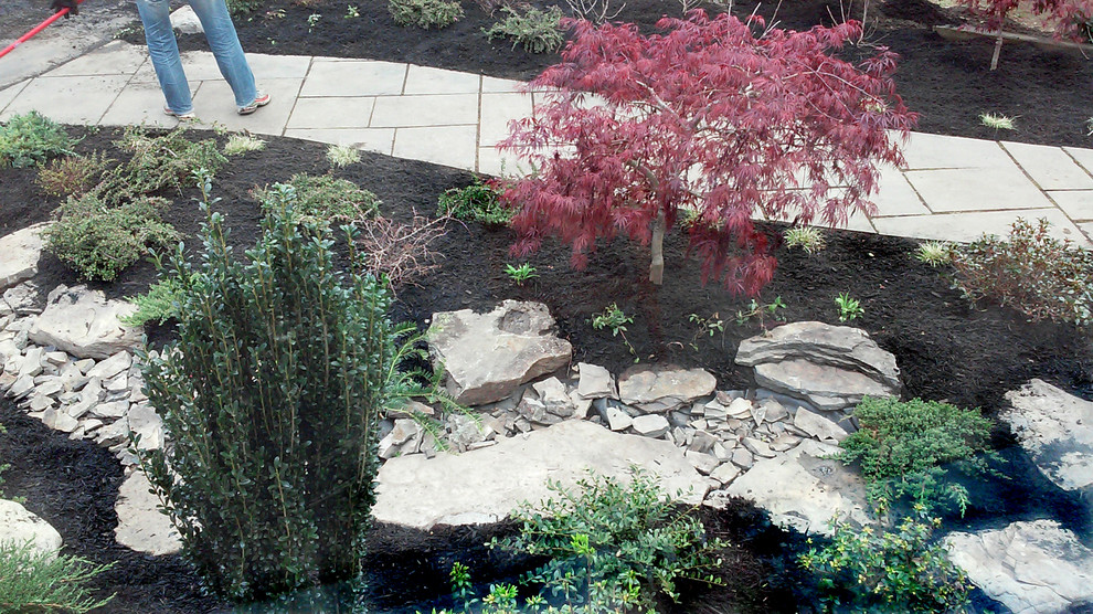 Bild på en liten funkis trädgård i delvis sol framför huset, med en fontän