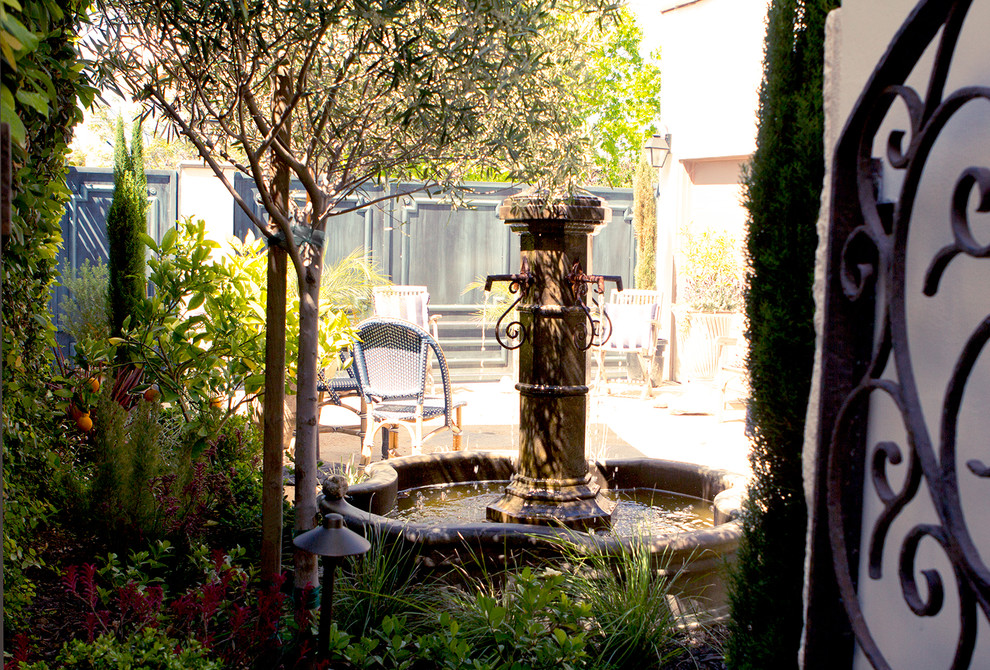 Свежая идея для дизайна: садовый фонтан среднего размера на внутреннем дворе в средиземноморском стиле - отличное фото интерьера