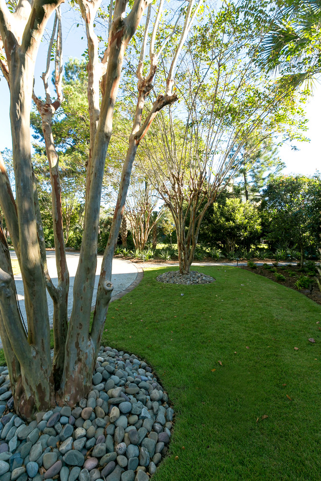 Идея дизайна: участок и сад на переднем дворе в современном стиле с подъездной дорогой и мощением клинкерной брусчаткой