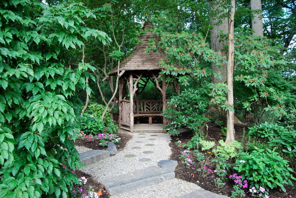 Schattiger Rustikaler Garten hinter dem Haus in Philadelphia