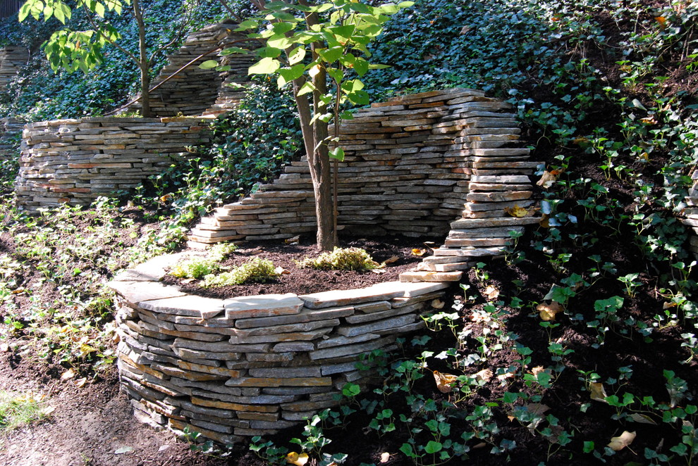 Inspiration for an eclectic retaining wall landscape in Philadelphia.