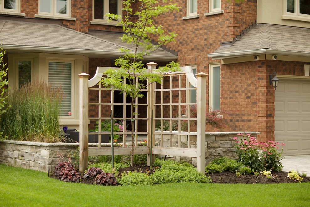 На фото: участок и сад среднего размера на переднем дворе в современном стиле с