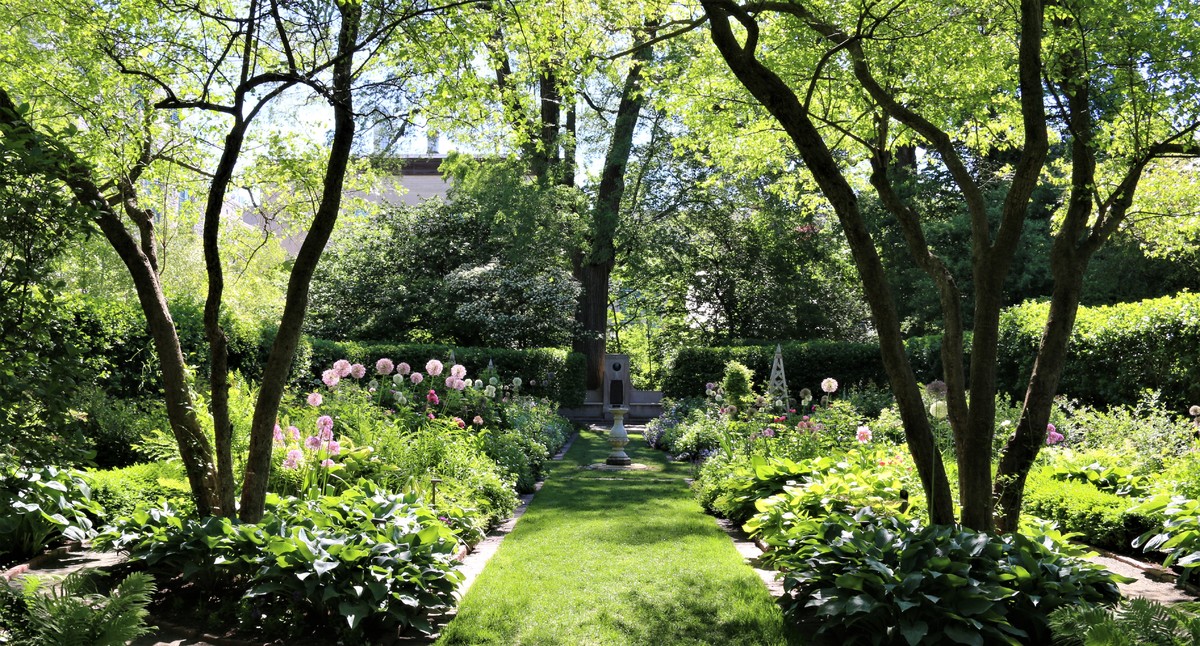 Esempio di un giardino formale vittoriano esposto in pieno sole di medie dimensioni in estate