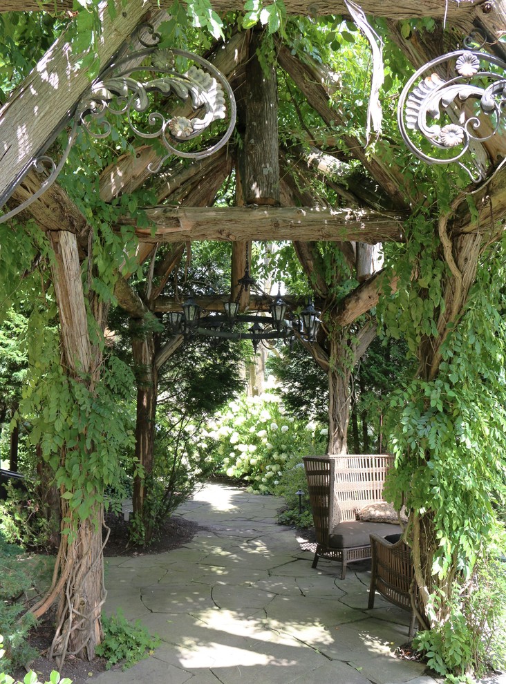 Idee per un piccolo giardino bohémian in ombra dietro casa in estate con pavimentazioni in pietra naturale