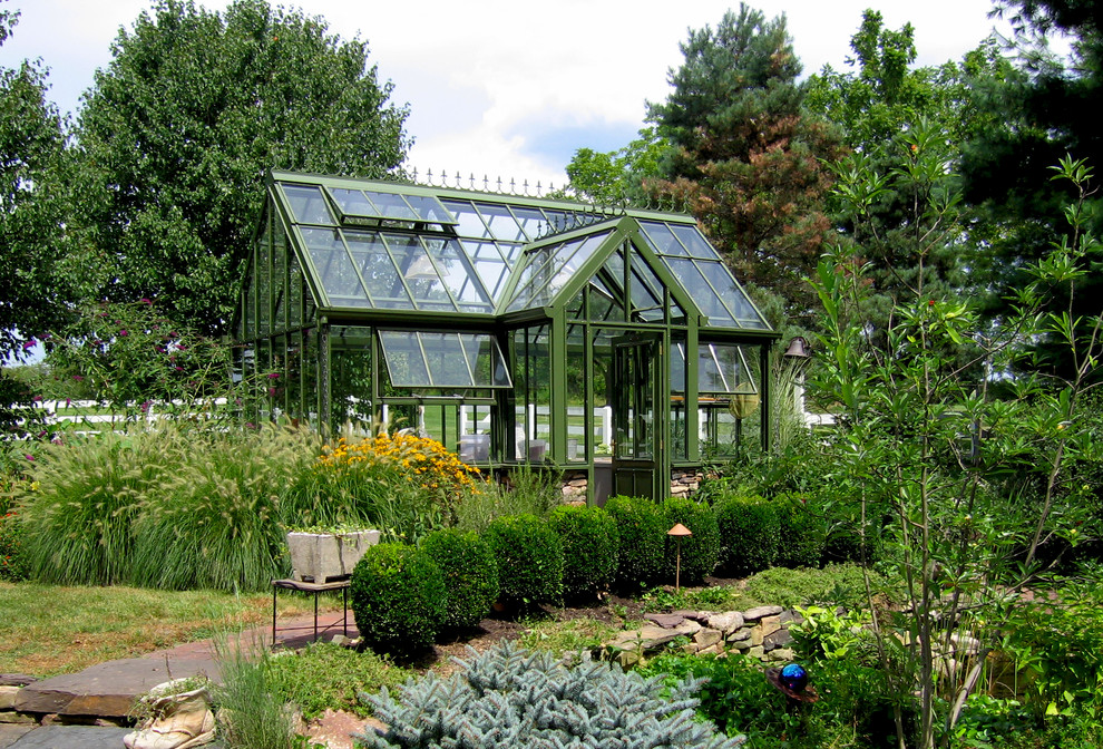 Klassischer Garten hinter dem Haus mit direkter Sonneneinstrahlung und Natursteinplatten in Philadelphia