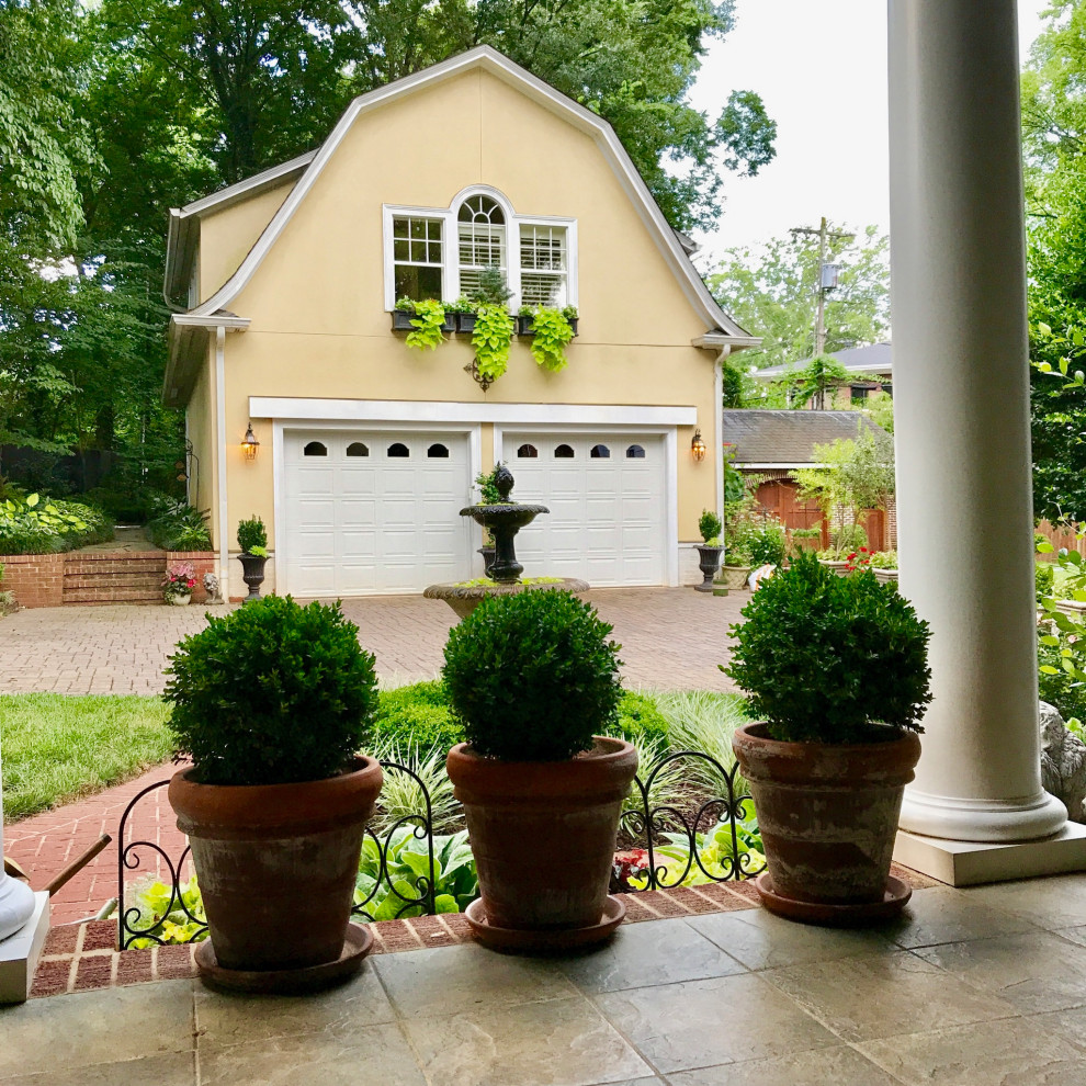 Geometrischer, Mittelgroßer, Schattiger Uriger Garten im Sommer, hinter dem Haus mit Blumenbeet und Natursteinplatten in Charlotte
