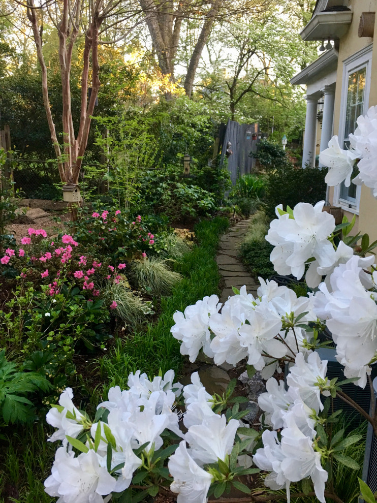 Diseño de jardín de estilo americano de tamaño medio en verano en patio trasero con jardín francés, parterre de flores, exposición reducida al sol y adoquines de piedra natural