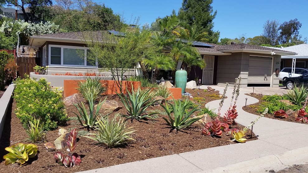 サンディエゴにあるお手頃価格の中くらいなサンタフェスタイルのおしゃれな前庭 (ゼリスケープ、日向、コンクリート敷き	) の写真