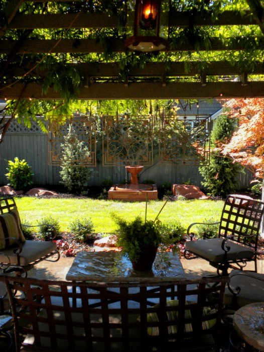Источник вдохновения для домашнего уюта: маленький солнечный, летний участок и сад на заднем дворе в стиле неоклассика (современная классика) с хорошей освещенностью для на участке и в саду
