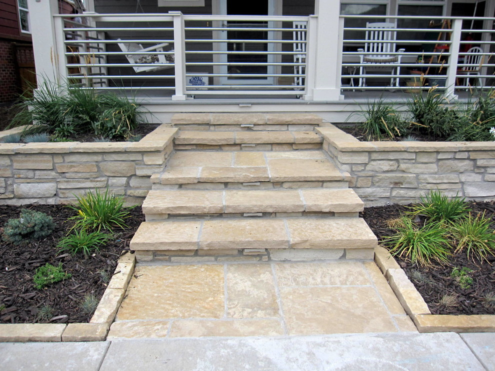 Imagen de jardín de estilo americano en patio delantero con adoquines de piedra natural