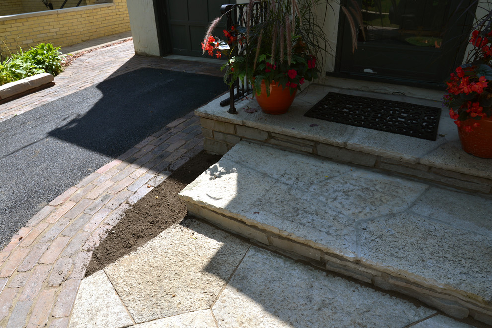Idee per un piccolo vialetto d'ingresso mediterraneo esposto a mezz'ombra davanti casa con pavimentazioni in pietra naturale