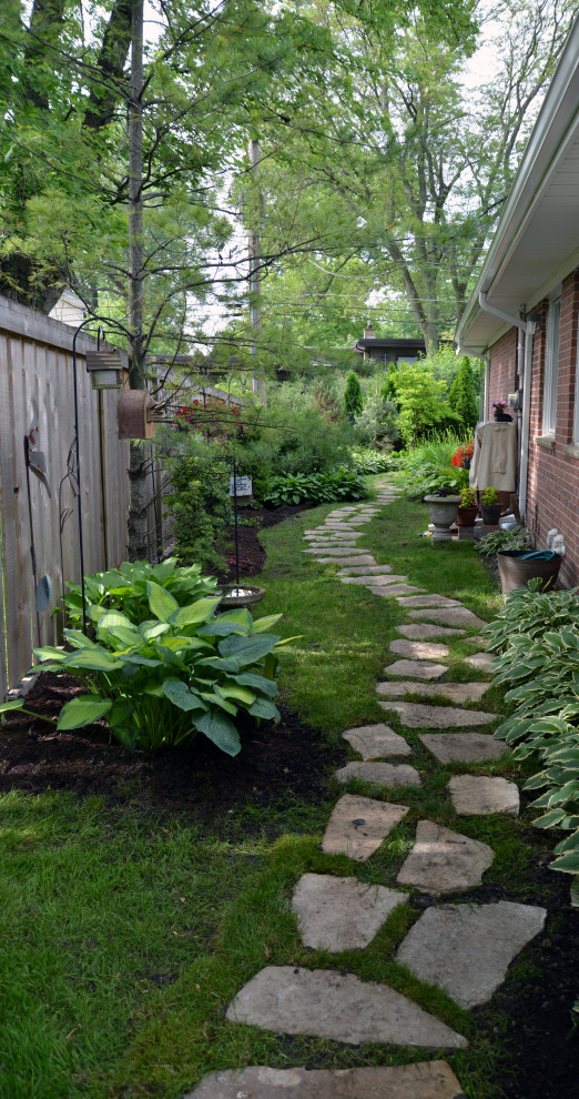 Schattiger Klassischer Gartenweg mit Natursteinplatten in Chicago