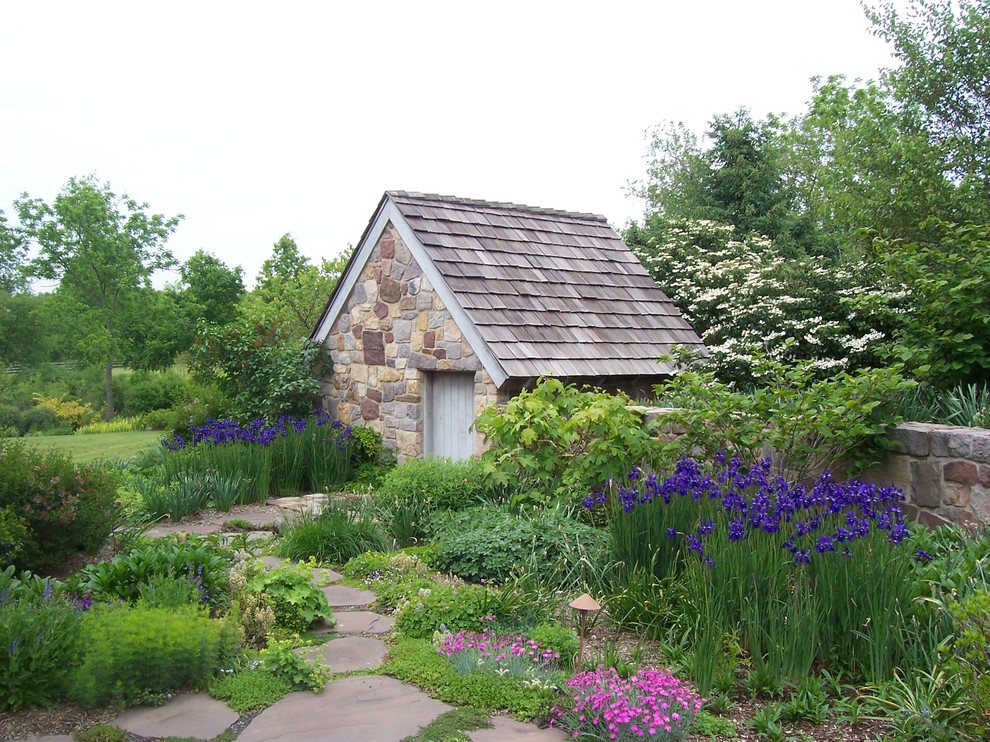 Immagine di un giardino tradizionale nel cortile laterale in estate con un ingresso o sentiero