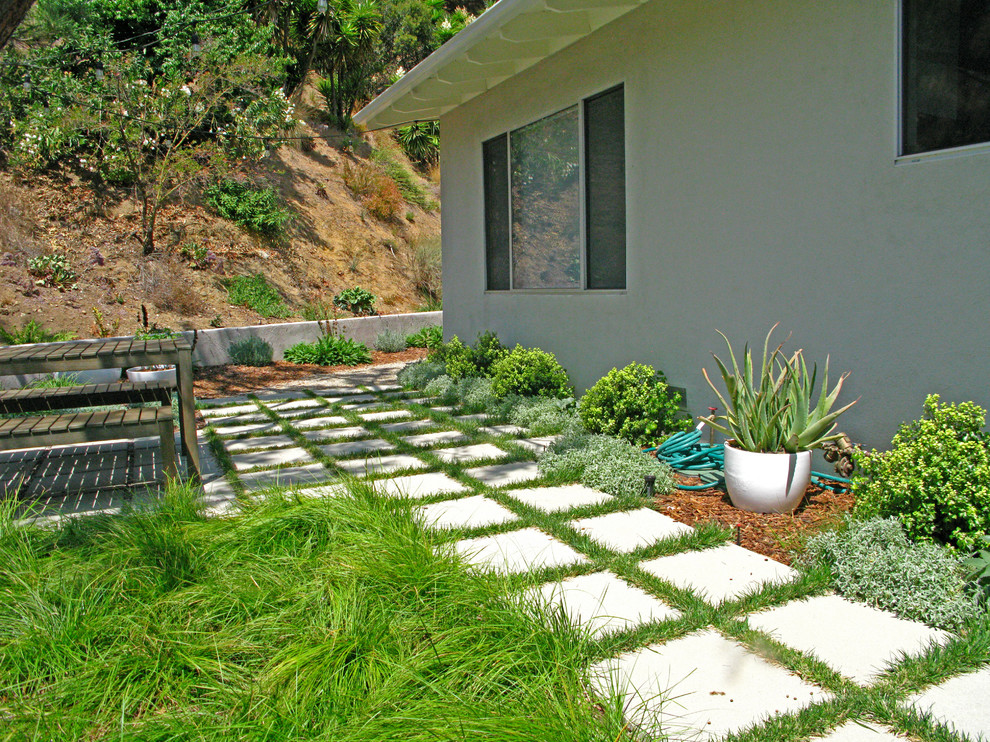 Diseño de camino de jardín actual de tamaño medio en patio con jardín francés, exposición total al sol y adoquines de hormigón