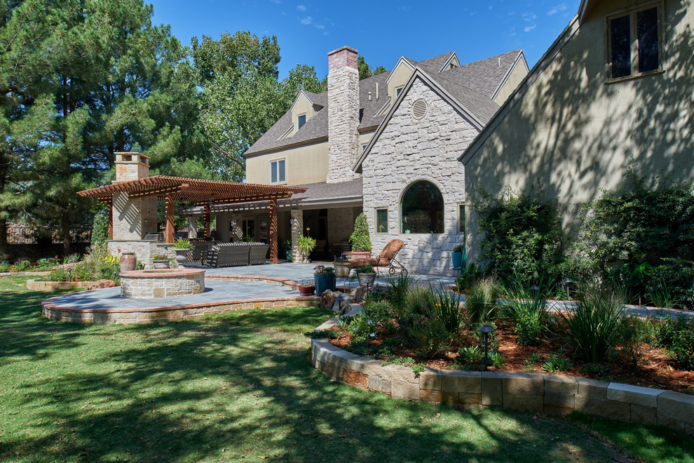 Пример оригинального дизайна: участок и сад на заднем дворе в классическом стиле с местом для костра и покрытием из каменной брусчатки
