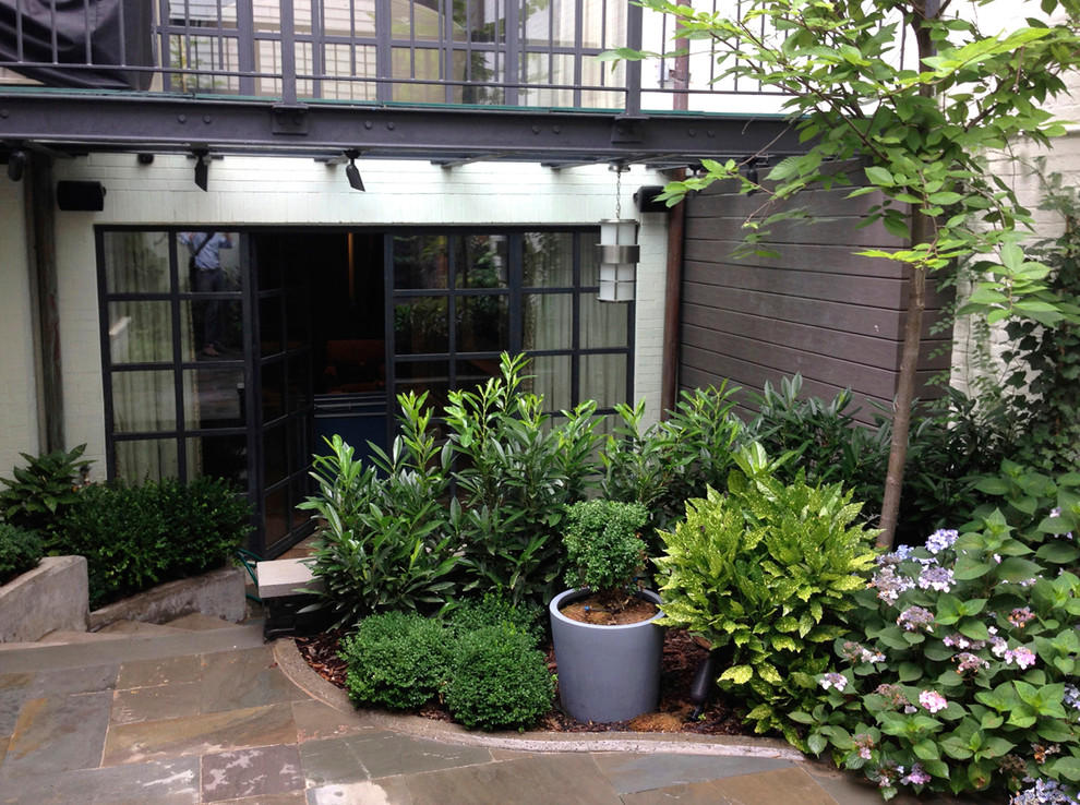 Идея дизайна: маленький тенистый участок и сад на внутреннем дворе в современном стиле с покрытием из каменной брусчатки для на участке и в саду