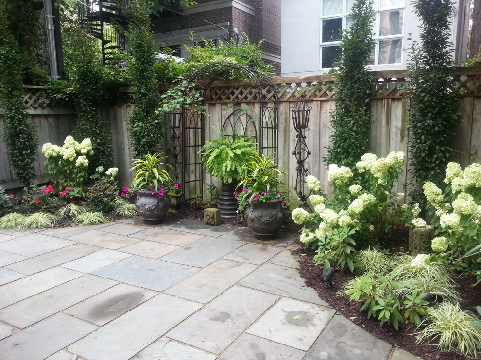 Idee per un piccolo giardino formale chic in ombra dietro casa in estate con pavimentazioni in pietra naturale