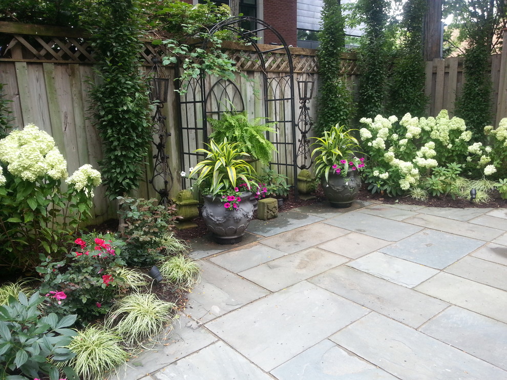 Идея дизайна: маленький тенистый, летний регулярный сад на заднем дворе в классическом стиле с покрытием из каменной брусчатки для на участке и в саду