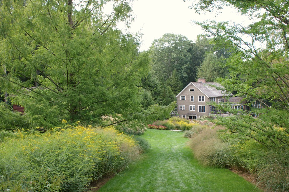 На фото: участок и сад на заднем дворе в классическом стиле