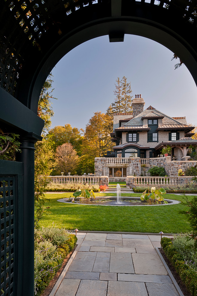 Стильный дизайн: садовый фонтан на заднем дворе в викторианском стиле - последний тренд