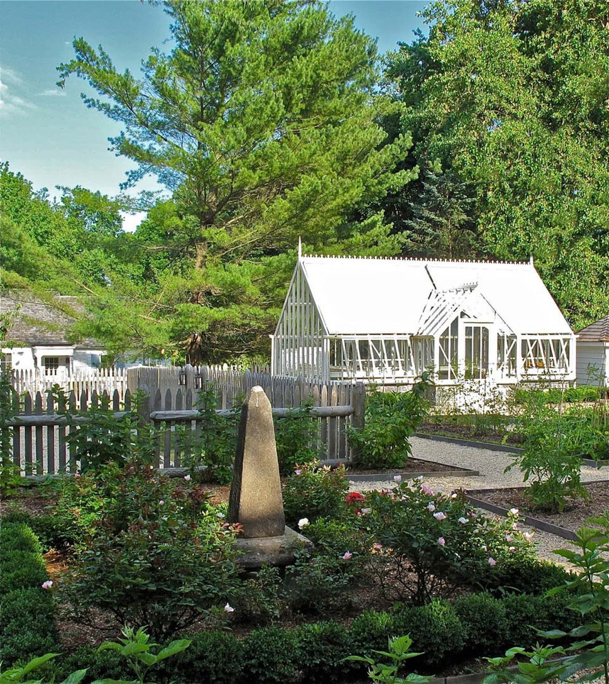 Cette image montre un très grand jardin à la française arrière traditionnel avec une exposition ensoleillée et des pavés en pierre naturelle.