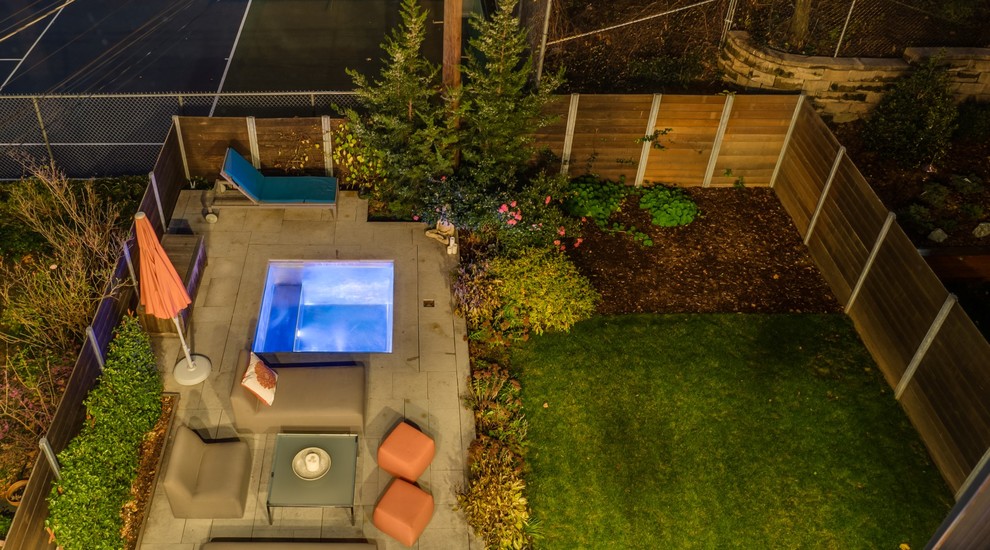 This is an example of a contemporary back garden in New York.