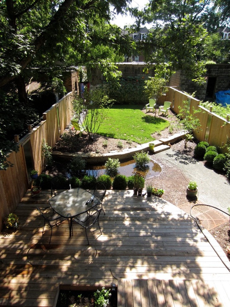 Modelo de jardín bohemio pequeño en patio trasero con jardín francés, fuente, exposición parcial al sol y gravilla