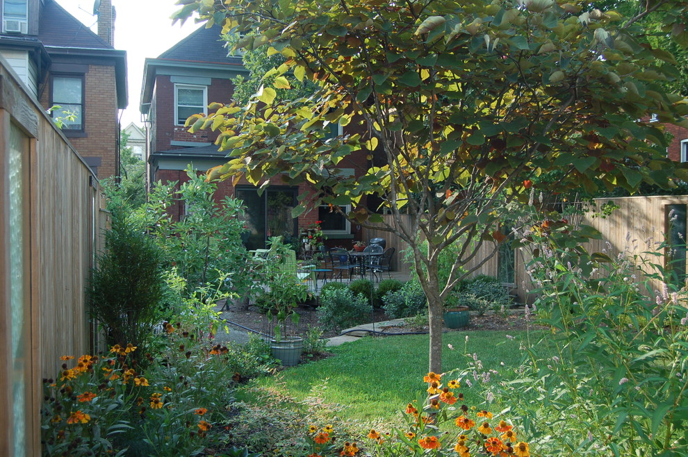 Idee per un piccolo giardino formale bohémian esposto a mezz'ombra dietro casa con fontane e ghiaia