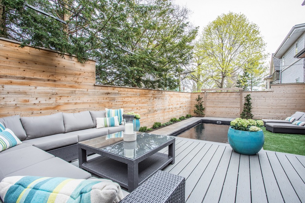Inspiration pour un petit jardin arrière design avec une terrasse en bois.