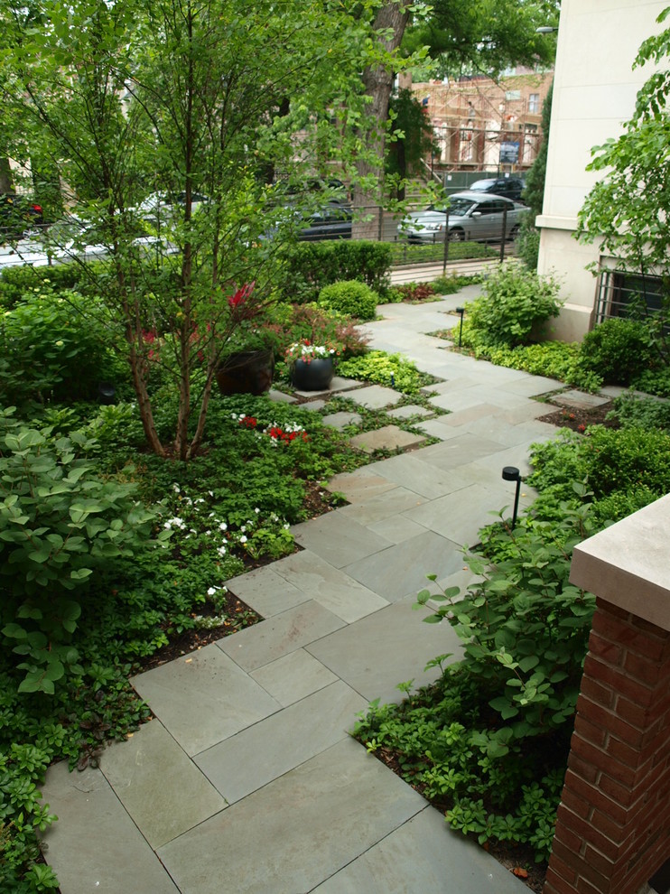 Kleiner, Halbschattiger Moderner Garten im Sommer mit Natursteinplatten in Chicago