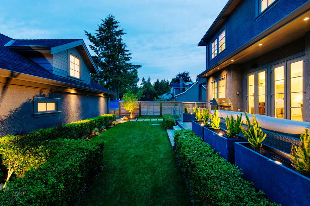 Inspiration for a transitional landscaping in Vancouver.