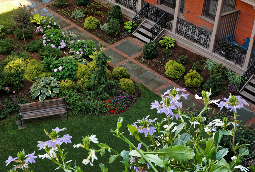 Design ideas for a traditional landscaping in Bridgeport.