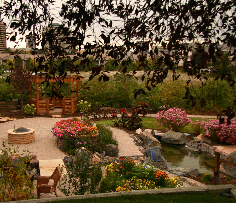 Großer Klassischer Gartenteich im Sommer, hinter dem Haus mit direkter Sonneneinstrahlung und Pflastersteinen in Denver