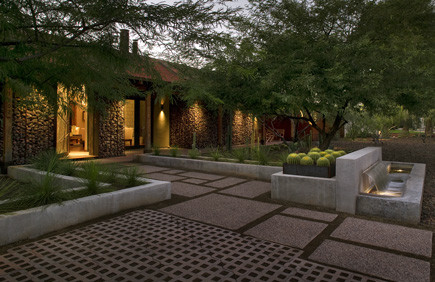 This is an example of a contemporary landscaping in Phoenix.